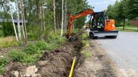 Kaivuri kaivaa maahan valokuitukaapelille ojaa.