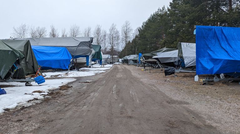 Peitteillä suojattuna veneitä Puotilan venesataman talvisäilytyspaikassa.