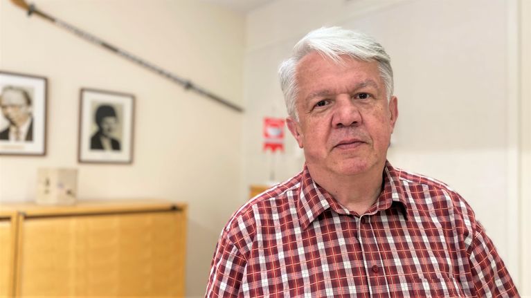 Padasjoen kunnajohtaja Juha Rehula seisoo työhuoneessaan ja katsoo kameraan