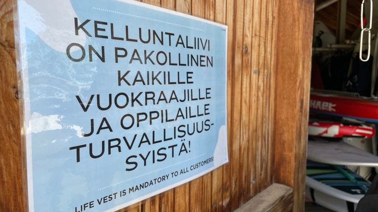  "Kyltissä kerrotaan, että kelluntaliivi on pakollinen kaikille vuokraajille ja oppilaille turvallisuussyistä."