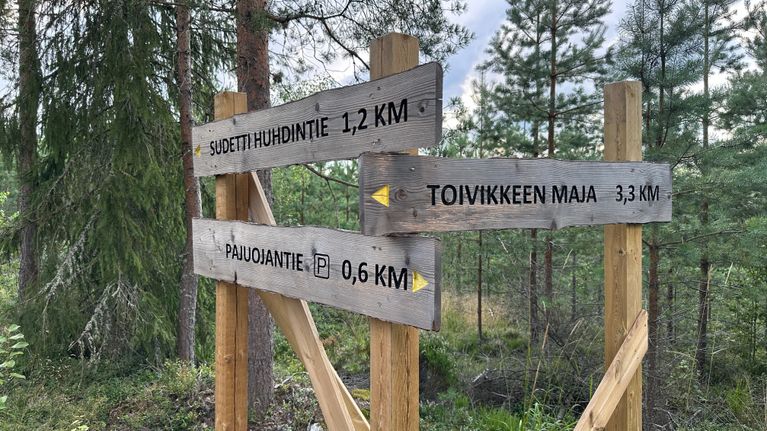 Ruduksen ja Karkkilan kaupungin kiistan kohteeksi noussut Toivikkeen alue on nykyään virkistyskäytössä. Kuvassa hiihtolatuopasteita.