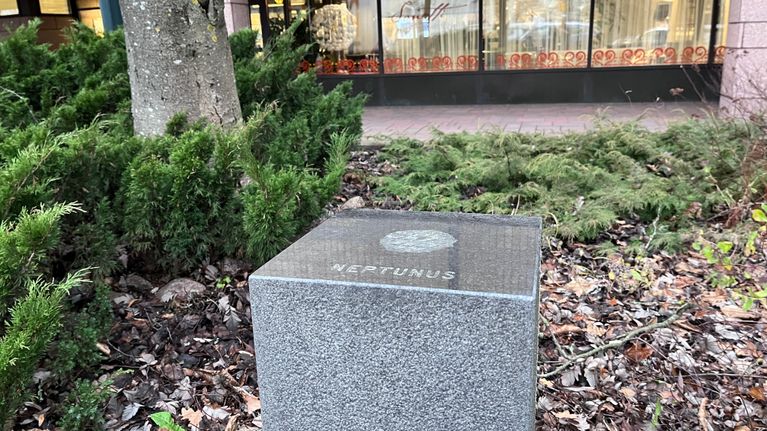 Kirjaston edessä on kivialusta, jossa lukee Neptunus. Alustassa ollut planeetta-teos on kadonnut.