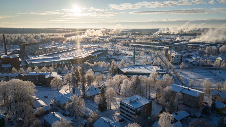 Talvinen näkymä Riihimäeltä, jossa aurinko paistaa matalalta taivaalla.