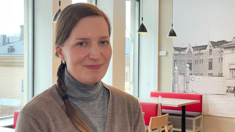 Nainen, jolla on poninhäntäkampaus.