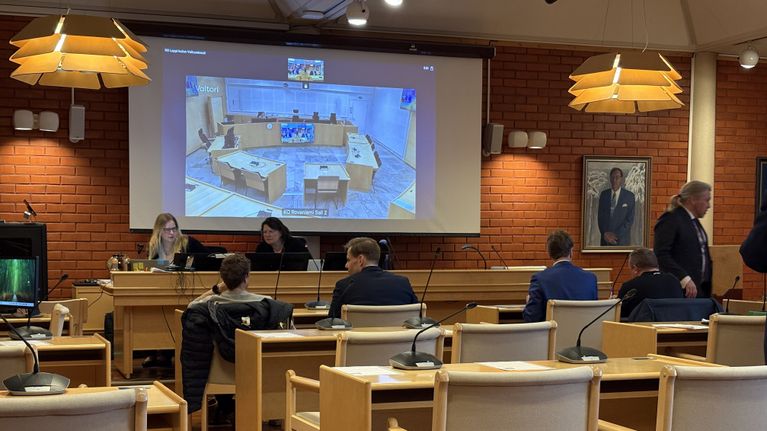 Lapin käräjäoikeus valmistautuu Paistunturin porovarkausjutun käsittelyn, osallistujia sekä paikan päällä että etäyhteyden kautta, 20.04.2026.