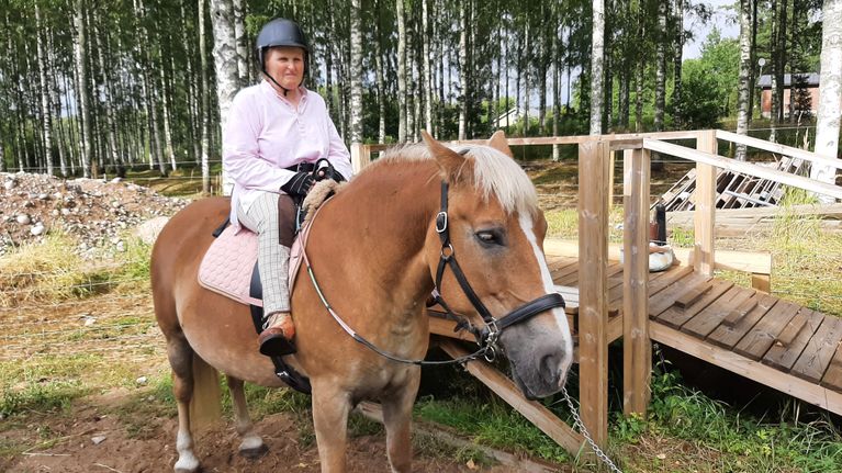 Nilla rider hos Elisabeth som utbildar sig till ridterapeut: 