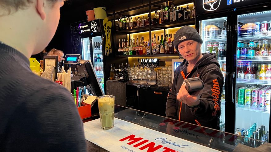 Baarimikko Toni Oikarinen työssään Pois Kotoo-ravintolassa Levillä.