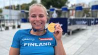 Amanda Kotaja näyttää kultamitaliaan.