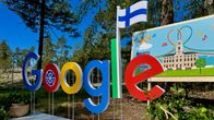 Googlen logo ja suomenlippu Haminassa.