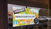 Valomainos, jossa mainostettaan Vuoljioen innovaatioleiriä. 