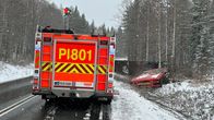 Lähikuva paloautosta ja rekasta, joka ajanut tieltä ulos. Ympärillä metsää, lunta sataa. Kuvauspäivä 23.4.2024.