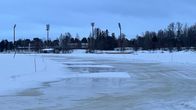 Vettä ja lunta Kuopion jäämaratonradalla. 