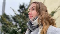 21-vuotias opiskelija Nea Collin harmaassa villakangastakissa ulkona 25. marraskuuta 2022 Hämeenlinnan Visamäessä.