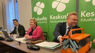 Antti Kurvinen förevisar Centerns verktygsback
