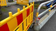 Niemenrannassa Tampereella parkkihallityömaan aita on sidottu naruilla kiinni, jotta se olisi turvallinen.