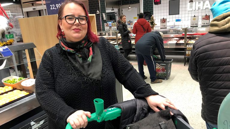 Katri Valtonen jouluostoksilla Turussa.