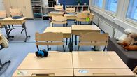 Tyhjiä pulpetteja jonossa.