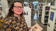 Kirjailija Ann-Christin Antell seisoo Mynämäen kirjastossa ja katsoo kameraan.
