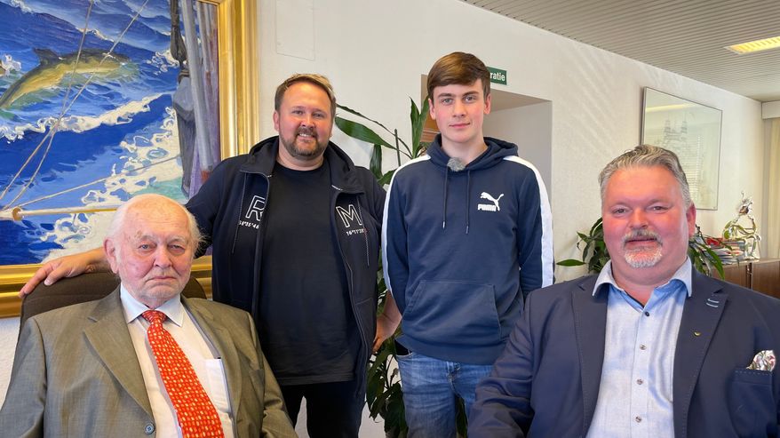 Antti Aarnio-Wihuri, Jussi Kohtala, Tuukka Taponen ja Risto Aarnio-Wihuri hymyilevät.