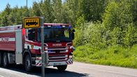 Paloauto ohittaa tiellä olevan bussipysäkki-liikennemerkin.