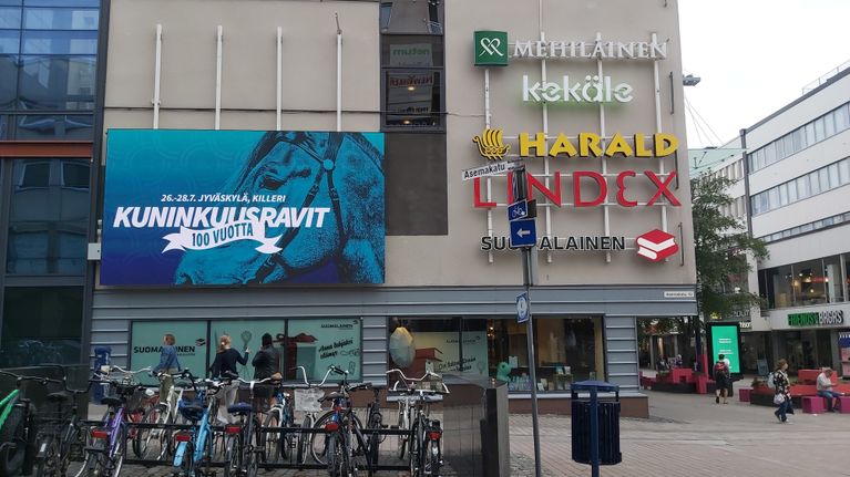 Jättinäyttö Jyväskylän ydinkeskustassa.