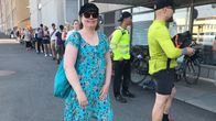 Katja Hyttinen passijonossa Tampereen pääpoliisiaseman edustalla aamutuimaan.