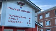 Talo, jonka seinässä iso opaste kyltti.