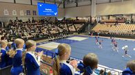 Näyttämöllä esiintyy cheerleadingharrastajia.