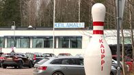 Kaupin keilahalli kuvattuna ulkoapäin. Katolla iso kyltti "Keilahalli" ja etualalla iso keilakoriste.