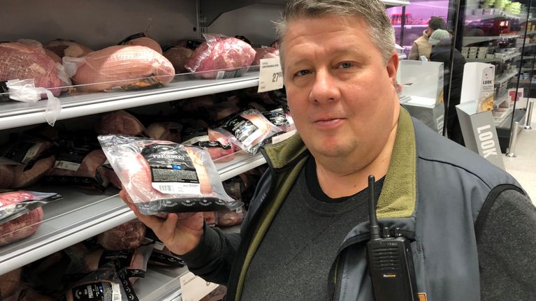 Ryhmäpäällikkö Tuomo Makkonen Tampereentien Prismassa.