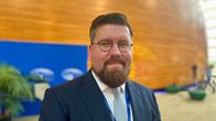 Lähikuva Sebastian Tynkkysestä Europaan parlamentissa Strasbourgissa.