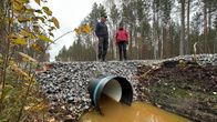 Hulevesioja, jossa on rumpuputki.