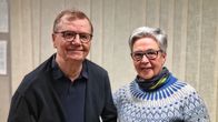 En man och en kvinna ler mot kameran.