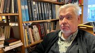 Antikvariaatin omistaja Markku Laitinen kirjahyllyn vieressä, antikvariaatti Aleksis K.ssa, Lahdessa.