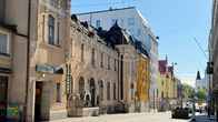 Tampereen YO-talo ja edustan katunäkymä aamuauringossa.
