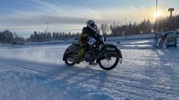 Heikki Huusko ajaa jääspeedwaytä Varkauden radalla. 