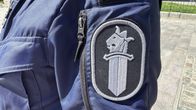 Poliisn hihamerkki kuvattuna Turun keskustassa toukokuussa 2024. 