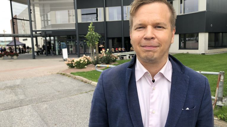 Suomen Kirjailijaliiton puheenjohtaja Ville Hytönen seisoo Turun messukeskuksen ulkopuolella.