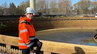 Tampereen Veden toimitusjohtaja Juha Rintamäki seisoo tyhjän, ison selkeytysaltaan vieressä pukeutuneena valkoiseen kypärään ja oranssiin huomiotakkiin.