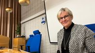 Pelkosenniemen kunnanjohtaja Päivi Vauhkonen kuvattuna valtuustosalissa marraskuu 2023