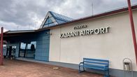 Kajaanin lentoasemarakennus, seinässä valomainoksen teksti "Finavia" ja "Kajaani airport".