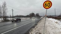 Pohjan valtatiellä on kolaripaikalla laskettu nopeusrajoitus 80 kilometristä 60 kilometriin tunnissa, kuvassa merkki ja liikennettä.