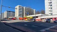 Brandbilar, ambulans och en polisbil på en gata.