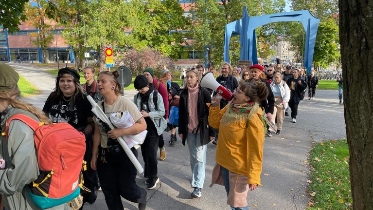 Jyväskylän ylopiston opiskelijat matssivat mielenosituskulkueessa Lähteeltä kohti yliopiston päärakennusta. 