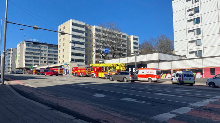 Brandbilar, ambulans och en polisbil på en gata.