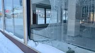 Kemin keskustassa tyhjilleen jääneen liikekiinteistön iso näyteikkuna on rikottu.