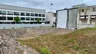 Rakennustyömaan kaivanto odottaa jatkotoimia kaupungin keskustassa.