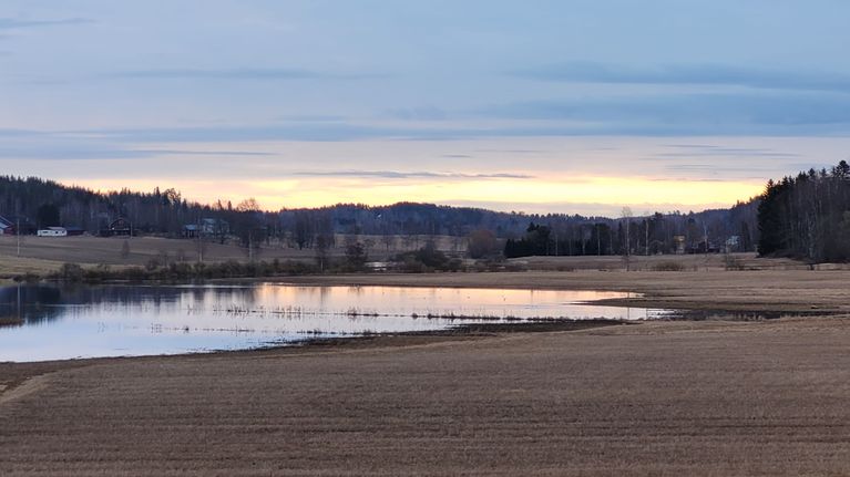 Taivas punertaa keväisenä aamuna Lohjan Hyvelänjärvellä.