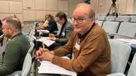 Osallistujia kuuntelemassa esitystä konferenssisalissa.