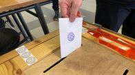Äänestyslappu sujautetaan vaaliuurnaan.